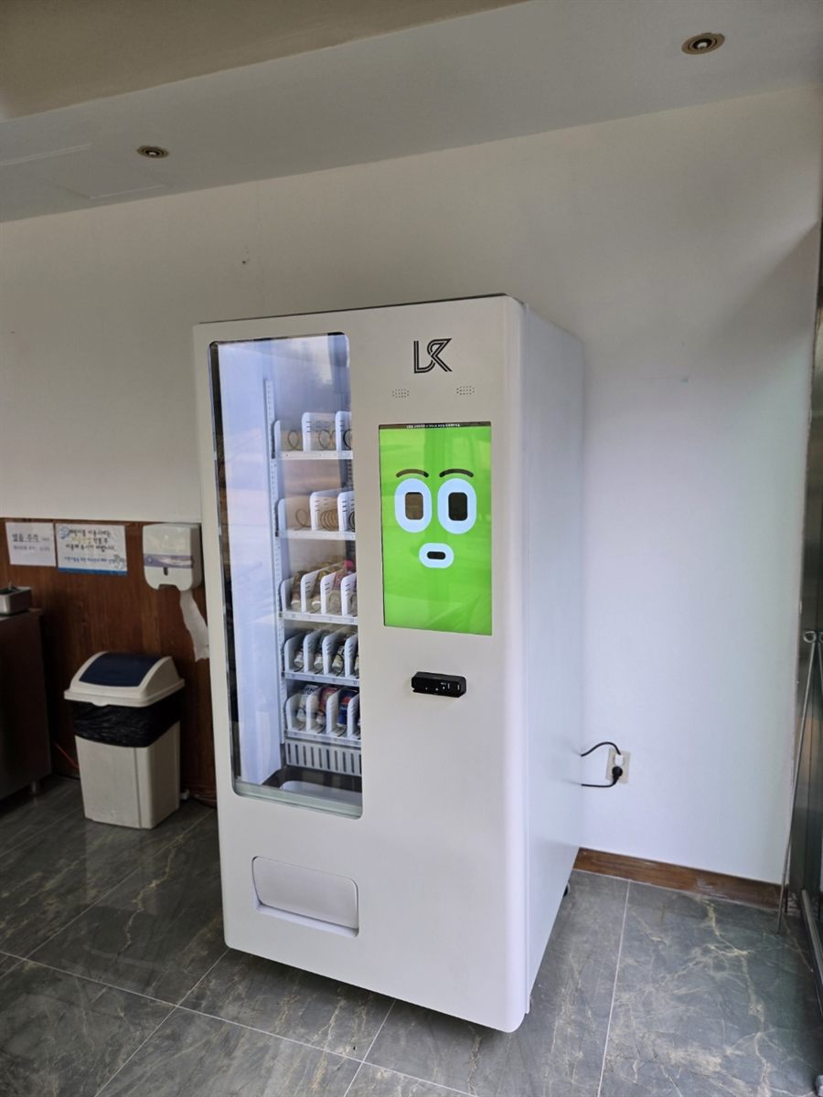휴게실 벽면 콘센트 옆에 설치한 스마트 무인자판기