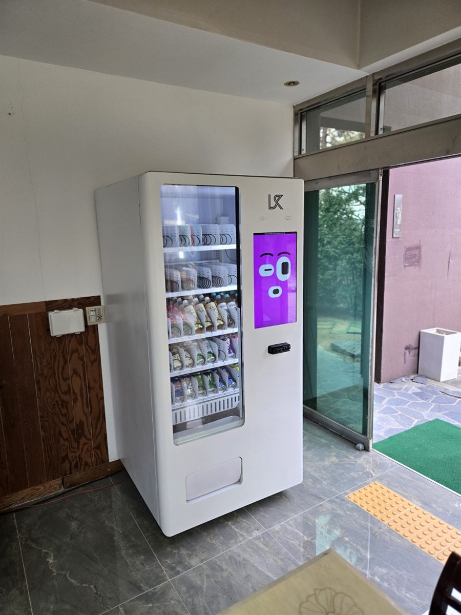 자동문 옆 로비 벽면에 설치한 스마트 무인자판기
